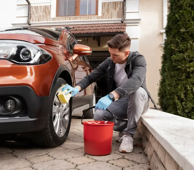 Lavage auto à domicile Le Cailar : professionnel intervenant sur un véhicule
